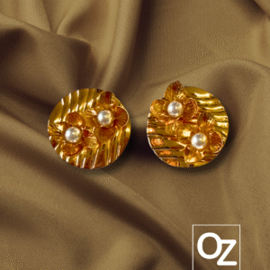 Brinco redondo com flores e pérolas